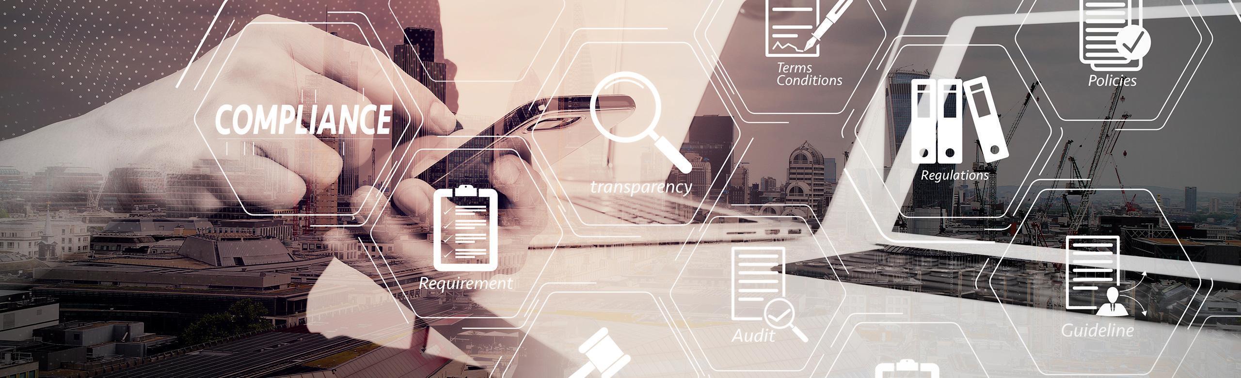 Image conceptuelle sur la « Conformité » : superposition d’icônes (dossiers, loupe, règles, audits) et de textes sur un arrière-plan urbain de bureau avec des mains tenant une tablette.